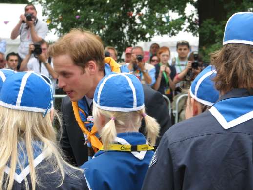 Englannin kruununprinssi William tapaa suomalaisia partiolaisia.