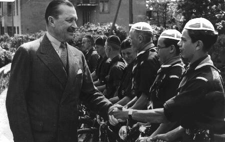 Tiedosto:Mannerheim kättelee partiolaisia.jpg